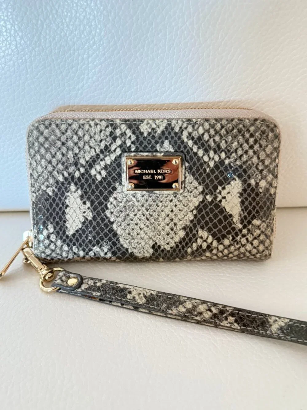 MICHAEL KORS TAN GRAY SNAKESKIN PRINT ZIP AROUND WRISTLET WALLET GOLD PLAQUE